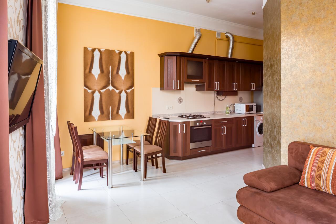 Leogrand Apartments On Doroshenka Street 1 リヴィウ エクステリア 写真